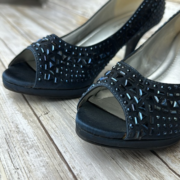 KELLY & Katie Sparkly Pumps - Picture 2 of 6